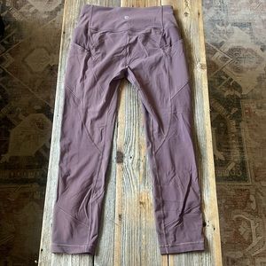 Lululemon Running crop, size 6, plum purple, reflective ankle